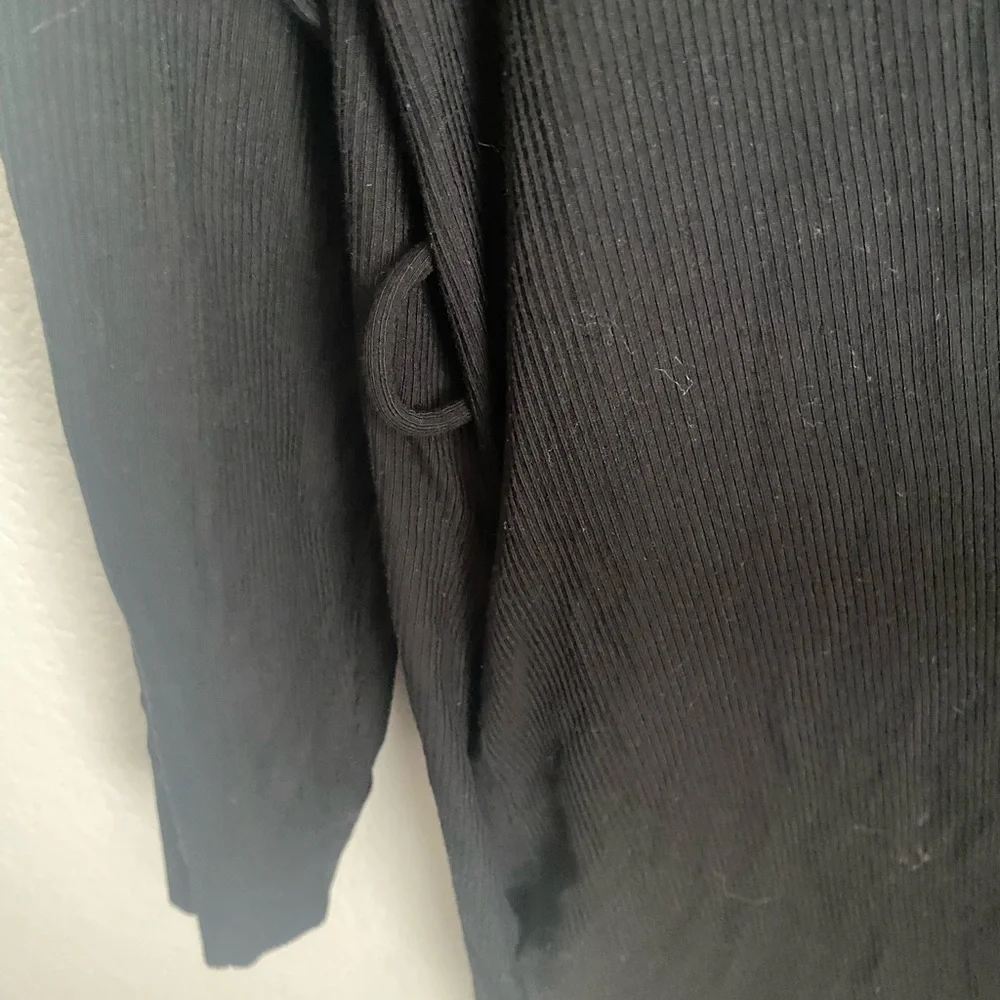 SKIMS Ribbed Black Wrap Robe - Picture 4 of 5